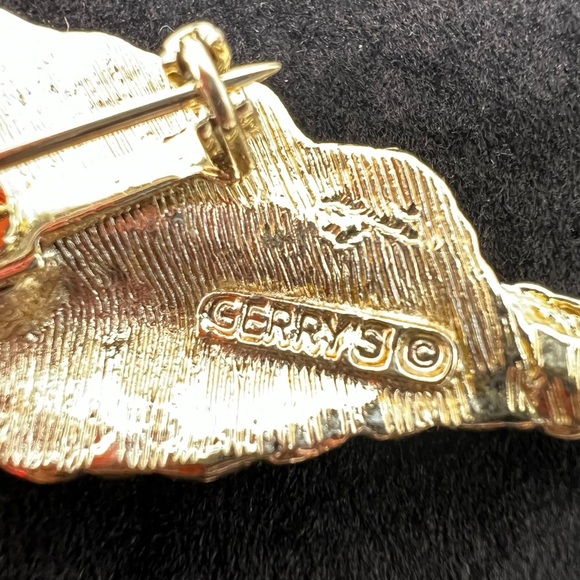 Vintage SIGNED GERRY’S Gold Tone Floral Leaf Brooch - Picture 3 of 3